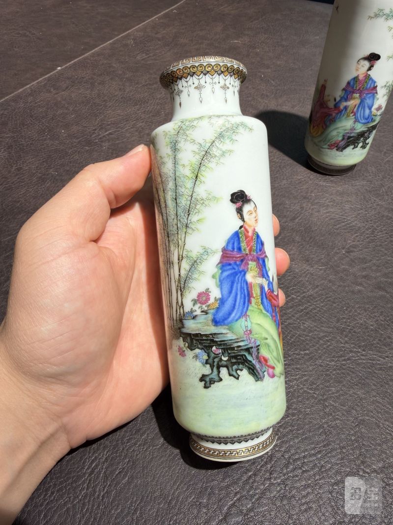 民国 叶震嘉绘珐琅彩仕女图筒瓶一对 - 图7